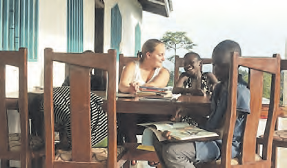 Andrea Bieber hilft den Kindern im HOTPEC Waisenhaus in Kamerun bei der Erledigung der Hausaufgaben.