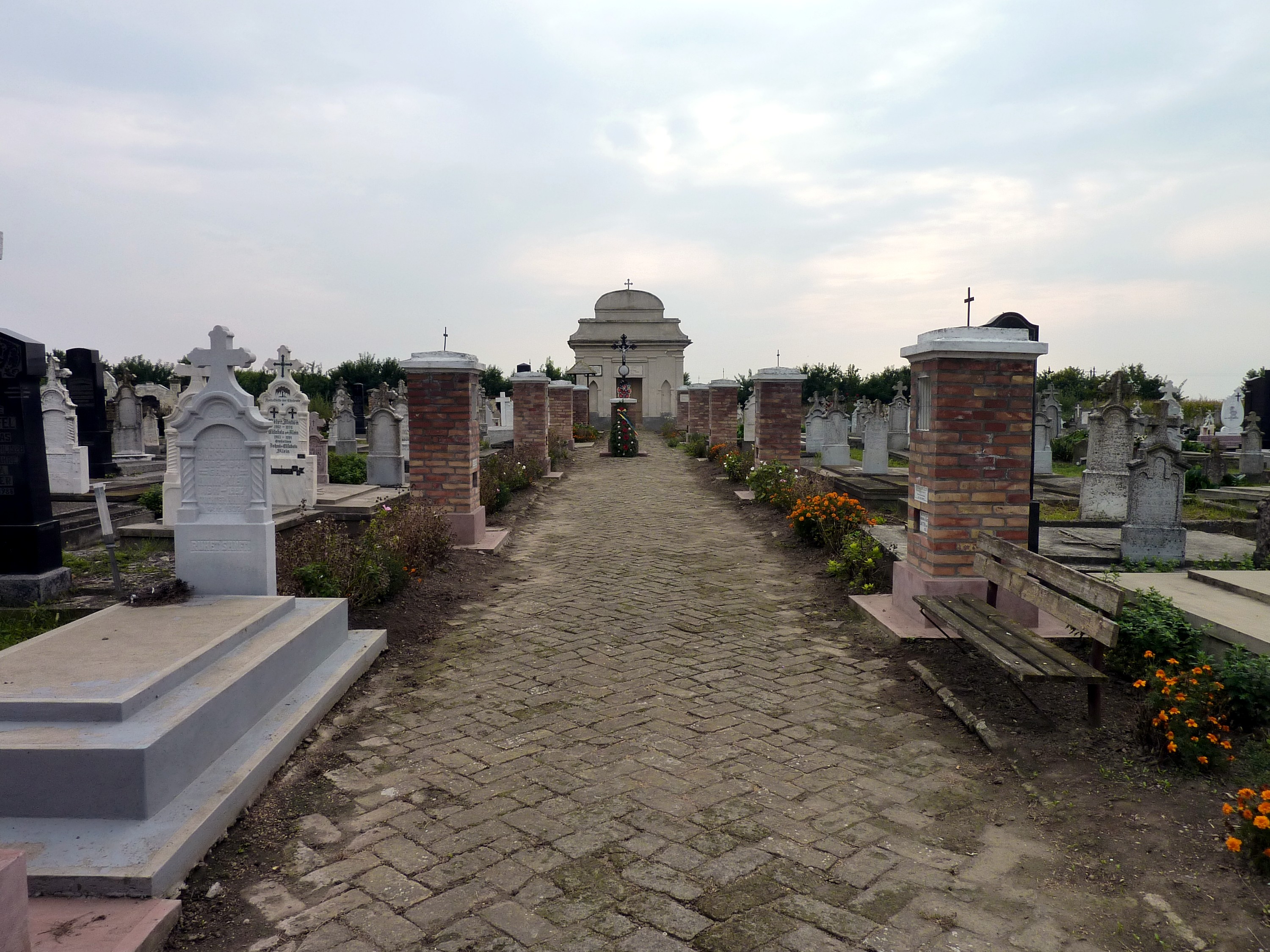 Der Hauptweg des Friedhofes in Lenauheim